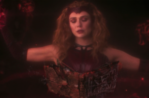 Feiticeira Escarlate lendo o Darkhold