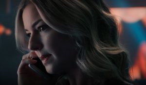 Sharon Carter falando ao telefone com um personagem francês misterioso