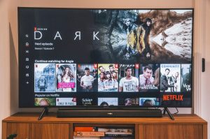 Netflix | Conheça os planos disponíveis - Qual compensa mais assinar? (Imagem: Marques Kaspbrak/Unsplash)