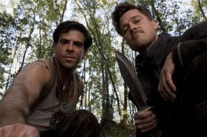 Eli Roth como Donny Donowitz e Brad Pitt como Aldo Raine em Bastados Inglórios (Imagem: Reprodução/Universal Pictures)
