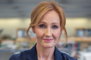 Acusada de transfobia, J.K. Rowling tem seus textos deletados e banidos em grupo de mulheres