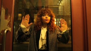 boneca-russa-2a-temporada-estreia-hoje-na-netflix-vale-a-pena-comecar-a-assistir
