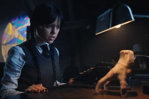 Wandinha recruta Mãozinha para missão misteriosa em vídeo da série da Netflix