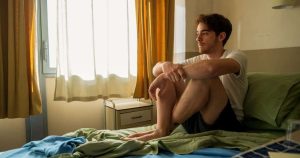 jovem-e-internado-em-clinica-psiquiatra-e-tem-experiencia-transformadora-nessa-serie-italiana-conheca