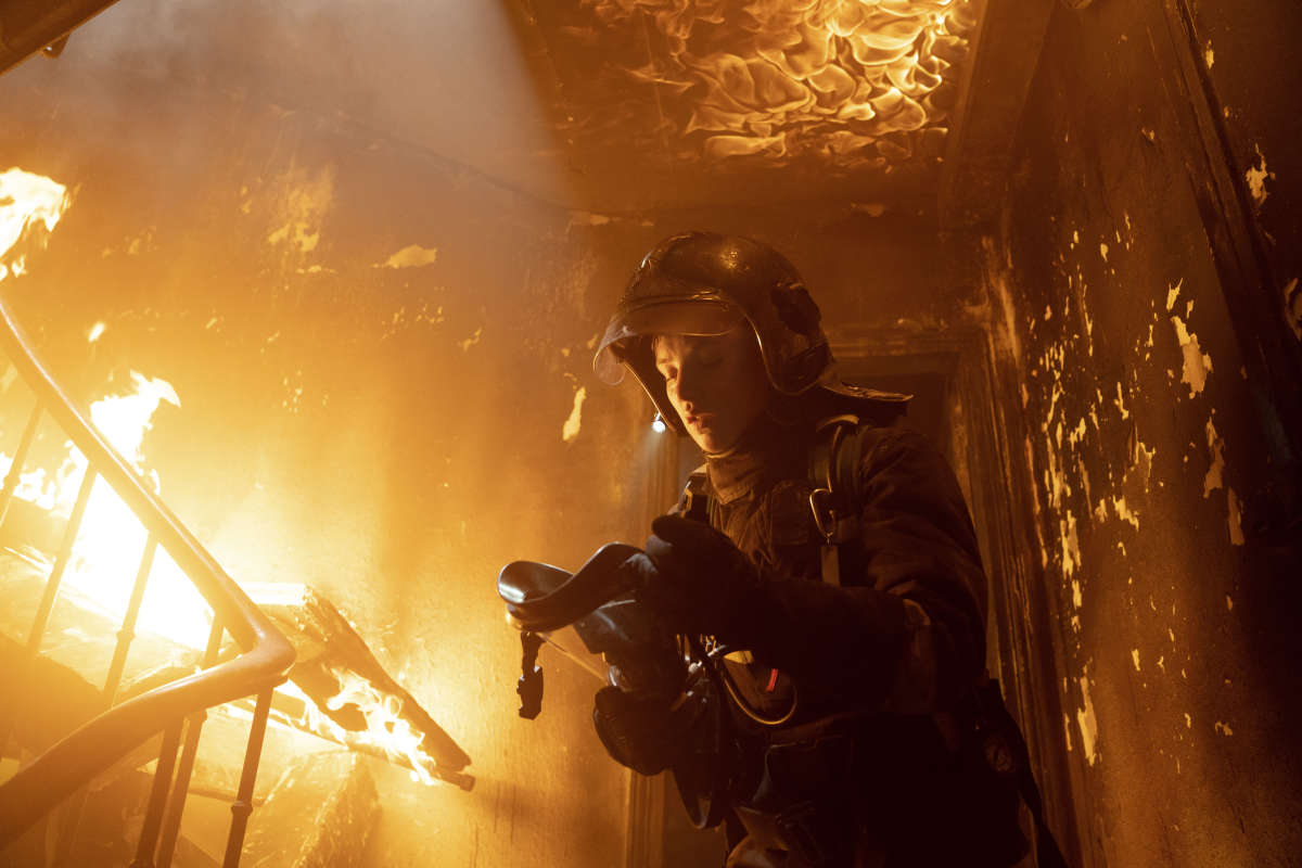 notre-dame-catedral-em-chamas-relembre-o-caso-real-que-inspirou-a-nova-serie-dramatica-da-netflix