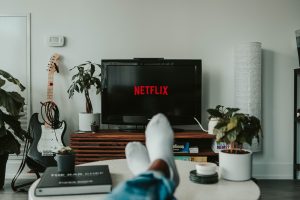 7 filmes da Netflix para assistir com família durante o Ano Novo! (Imagem: Mollie Sivaram/ Unsplash)