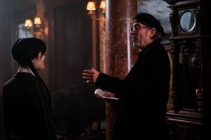 Estreia de "Wandinha" reacende debate sobre racismo de Tim Burton. Entenda!
