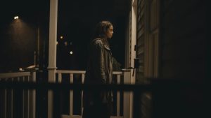 Mulher descobre um segredo aterrorizante na casa onde estava hospedada nesse novo filme de terror do Star+. Conheça 'Noites Brutais'! (Imagem: Reprodução/ 20th Century Fox)
