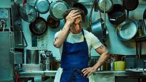 o-urso-nova-comedia-star-tem-chefe-de-cozinha-chique-retornando-as-raizes-conheca