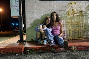 tudo-o-que-tinhamos-mae-e-filha-muito-pobres-sao-acolhidas-em-comunidade-nesse-filme-emocionante-conheca