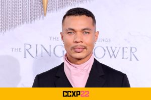 CCXP22: Ator surpreende fãs ao falar português em painel da Prime Video
