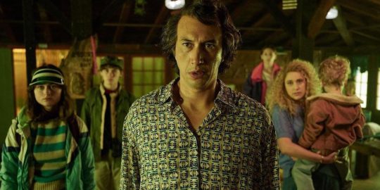 familia-disfuncional-tenta-se-ajustar-em-meio-ao-caos-apos-um-desastre-obriga-los-a-fugir-de-casa-em-nova-comedia-netflix