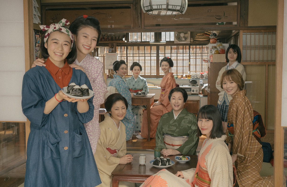 makanai cozinhando para a casa maiko