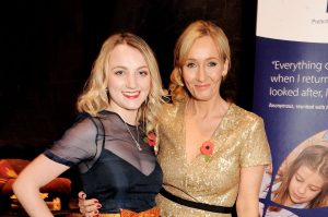 Evanna Lynch faz comentários polêmicos sobre J.K. Rowling (Imagem: Reprodução/Telegraph).