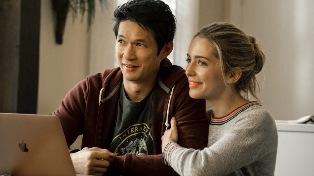 Jennifer (Jessica Rothe) e Solomon (Harry Shum Jr.) em Por Toda a Minha Vida (Reprodução)