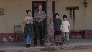 Ashley Ciarra, Demián Bichir, Evan Whitten e Nickolas Verdugo em Meu Amigo Lutcha (Divulgação / Netflix)
