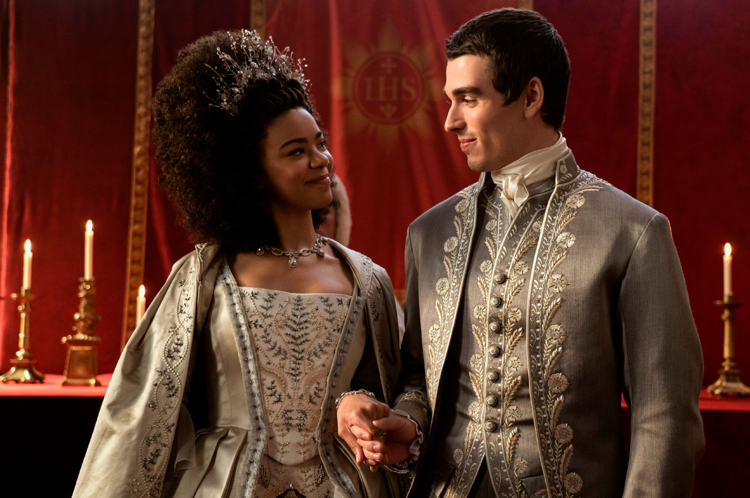 Charlotte (India Amarteifio) e George (Corey Mylchreest) em Rainha Charlotte: Uma História Bridgerton (Divulgação / Netflix)