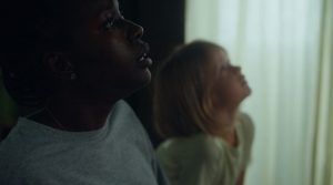 Anna Diop e Rose Decker em A Babá (Reprodução / Prime Video)