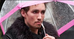 Klaus (Robert Sheehan) em The Umbrella Academy (Reprodução / Netflix)