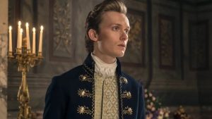 Reynolds (Freddie Dennis) em Rainha Charlotte: Uma História Bridgerton (Reprodução / Netflix)