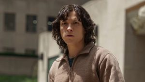 Danny Sullivan (Tom Holland) em The Crowded Room (Reprodução / Apple TV+)
