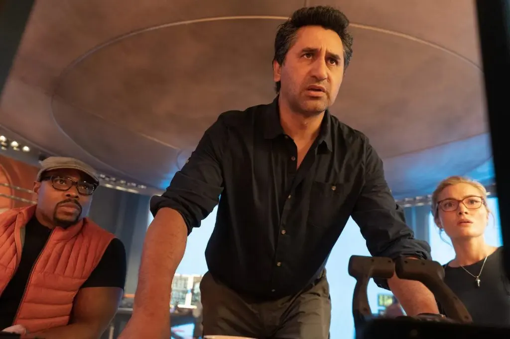 Cliff Curtis como James "Mac" Mackreides