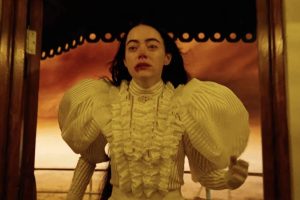 Emma Stone fala sobre polêmica cena +18 de Pobres Criaturas