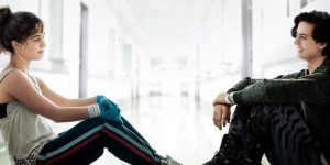 Haley Lu Richardson e Cole Sprouse em A Cinco Passos de Você (Reprodução)