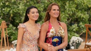 Miranda Cosgrove e Brooke Shields em A Mãe da Noiva (Divulgação / Netflix)