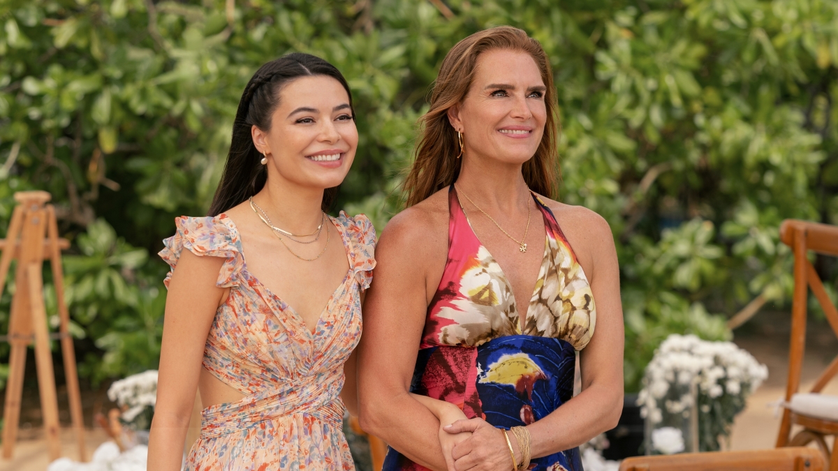 Miranda Cosgrove e Brooke Shields em A Mãe da Noiva (Divulgação / Netflix)