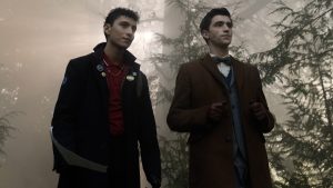 Jayden Revri como Charles Rowland e George Rexstrew como Edwin Payne em Garotos Detetives Mortos (Divulgação / Netflix)