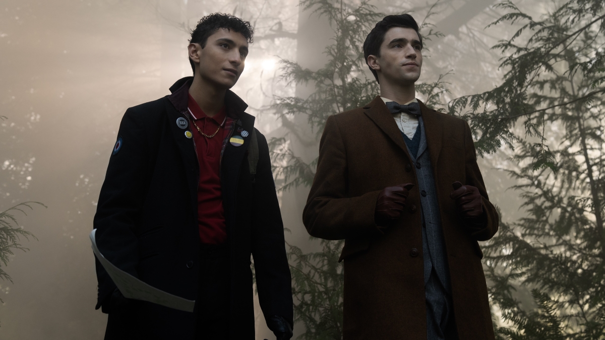 Jayden Revri como Charles Rowland e George Rexstrew como Edwin Payne em Garotos Detetives Mortos (Divulgação / Netflix)