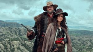 Orlando Cinque como Pietro Monaco e Ivana Lotito como Ciccila em Na Rota do Ouro (Divulgação / Netflix)
