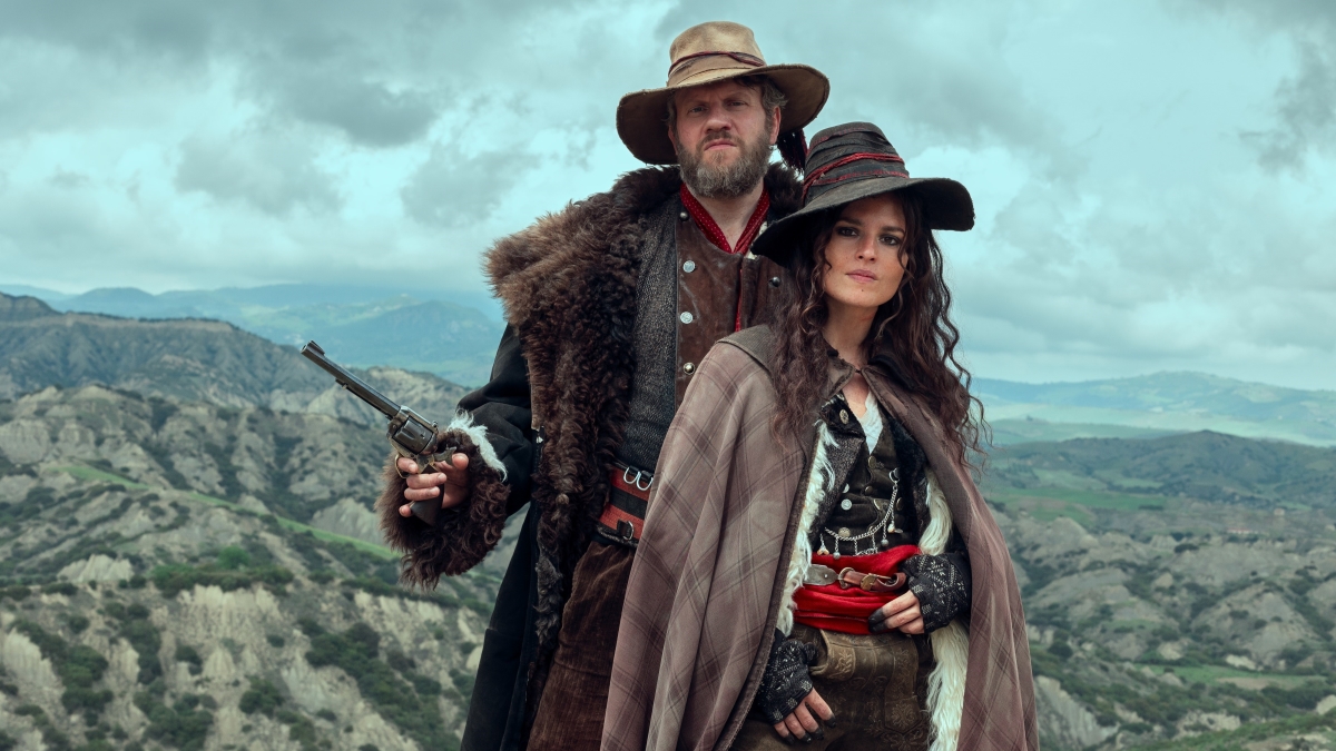 Orlando Cinque como Pietro Monaco e Ivana Lotito como Ciccila em Na Rota do Ouro (Divulgação / Netflix)
