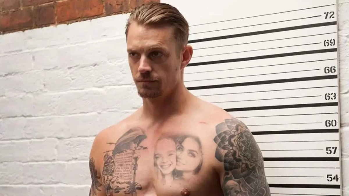 Joel Kinnaman como Pete Koslow em O Informante (Reprodução)