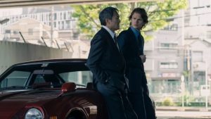 Jake (Ansel Elgort) e Hiroto (Ken Watanabe) em Tokyo Vice (Reprodução / Prime Video)