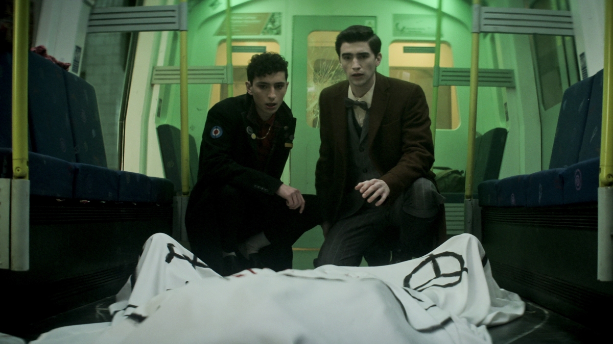 Jayden Revri como Charles Rowland e George Rexstrew como Edwin Payne em Garotos Detetives Mortos (Divulgação / Netflix)