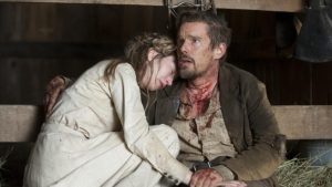 Ethan Hawke e Taissa Farmiga em Terra Violenta (Reprodução)