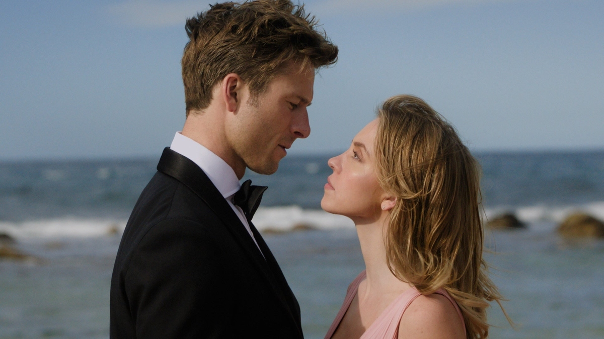 Glen Powell e Sydney Sweeney em Todos Menos Você (Reprodução)