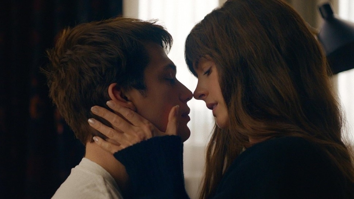 Anne Hathaway e Nicholas Galitzine em Uma Ideia de Você (Reprodução / Prime Video)