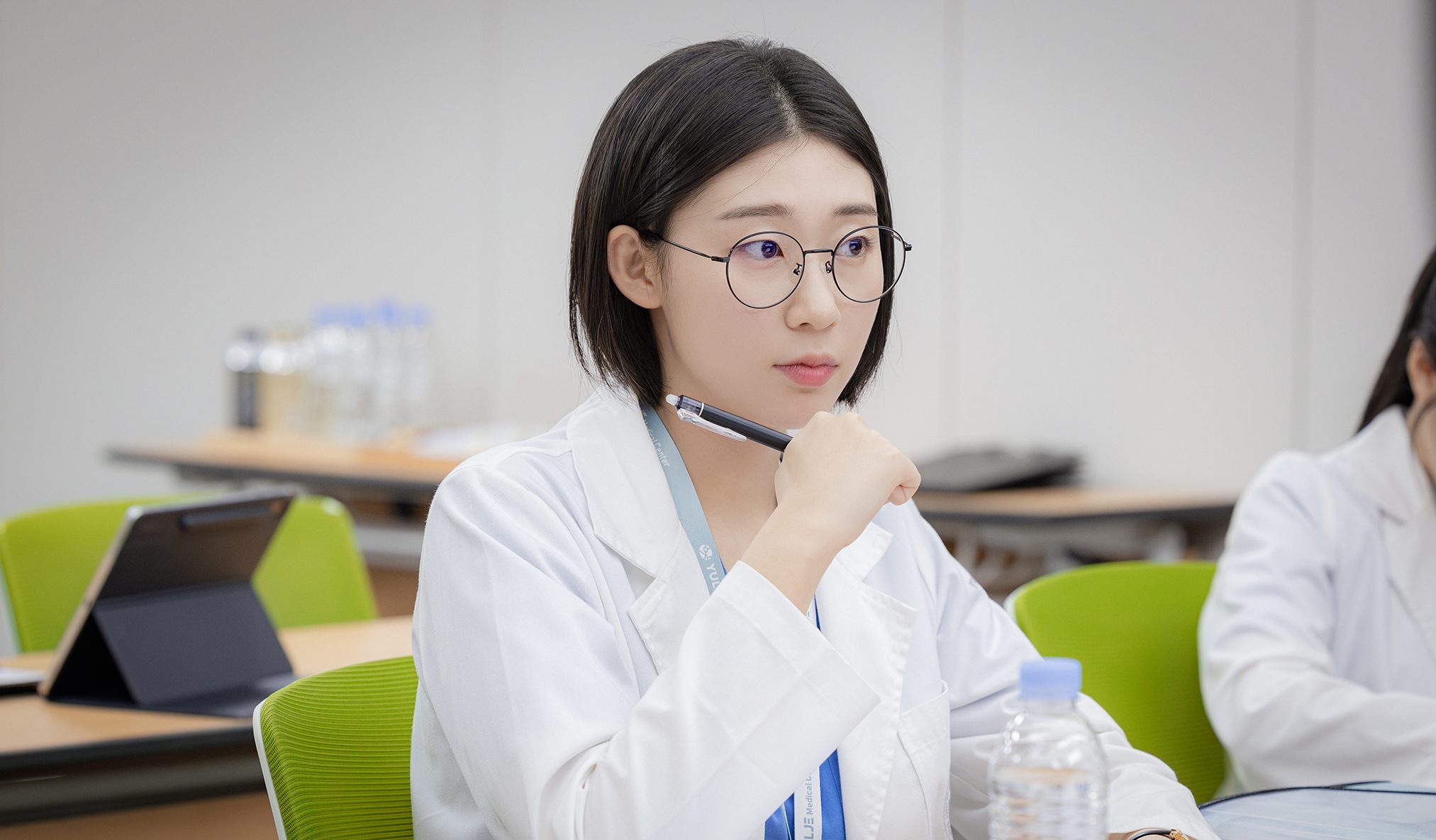 Han Ye-ji elenco de Resident Playbook